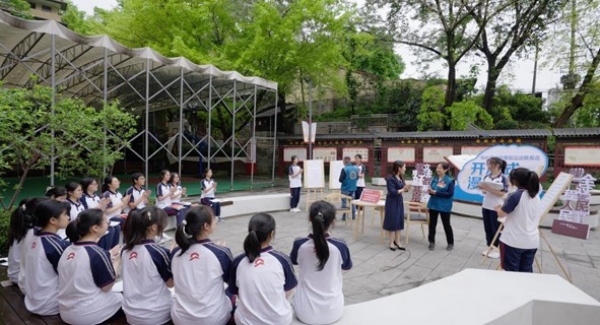 学生在社区基层立法联系点模拟撰写立法建议。 璧山中学供图