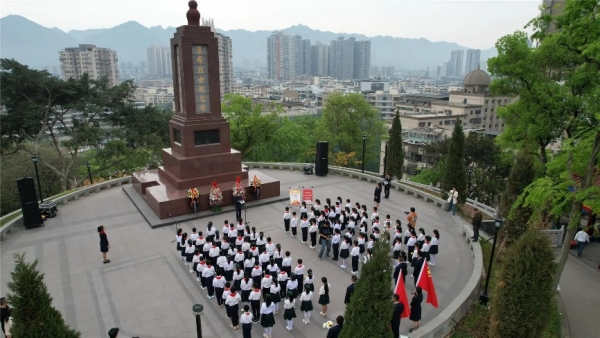 清明节扫墓活动。 璧山区文星实验小学校供图