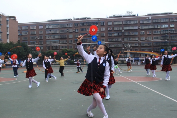 泉小學子課間抖空竹練習。 璧山區璧泉小學校供圖