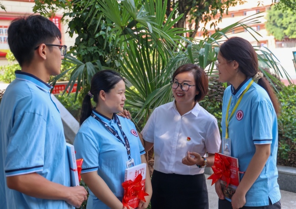 王小梅与学生交流。 丰都县实验中学校供图