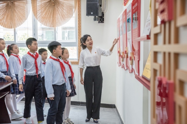 黨員教師為少先隊員講解黨的發展史。豐都縣實驗小學校供圖