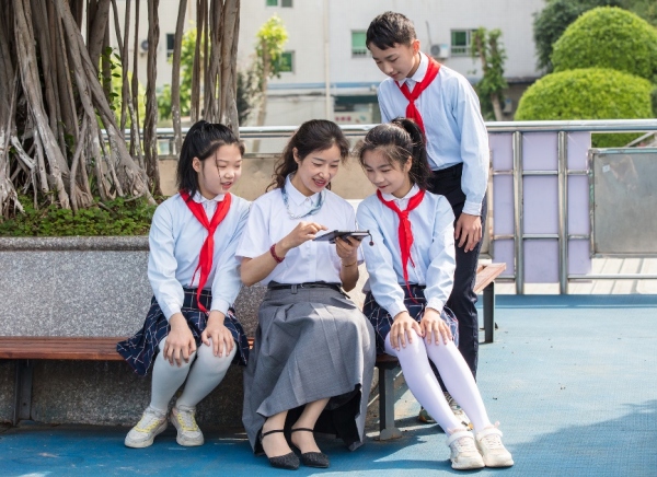 師生在校園裡共享數字教育資源。豐都縣實驗小學校供圖