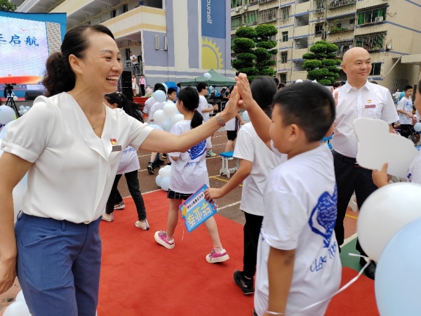 毕业礼上，党员教师和孩子们击掌。丰都县滨江小学校供图