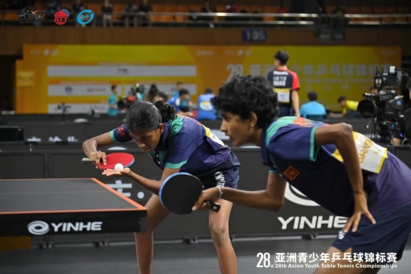 Bandara(右一)和队友在赛场。主办方供图