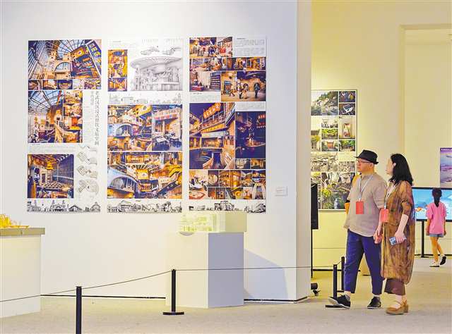 7月6日，四川美术学院美术馆，参观者在看展。记者 李雨恒 摄/视觉重庆