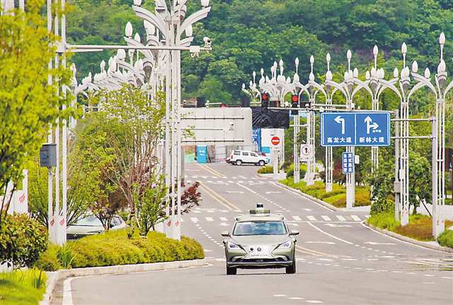 全市首批“車路雲網圖”協同智駕小車近日在科學城投用。雷鍵 攝