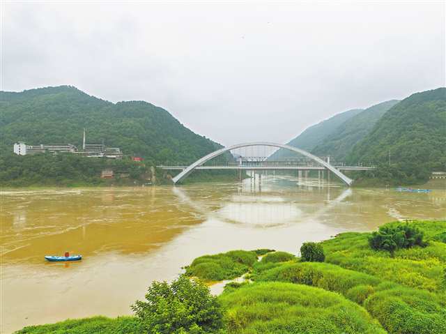 7月9日，今年入汛以來嘉陵江首次洪水過境北碚區。受上游強降雨及來水影響，近日嘉陵江水位持續上漲。目前，北碚轄區其他中小河流水勢總體平穩，沿江街道也組織公安、城管、街道相關工作人員，對通往江邊的路口警戒執勤，確保洪水過境期間沿江群眾的生命財產安全。特約攝影 秦廷富/視覺重慶