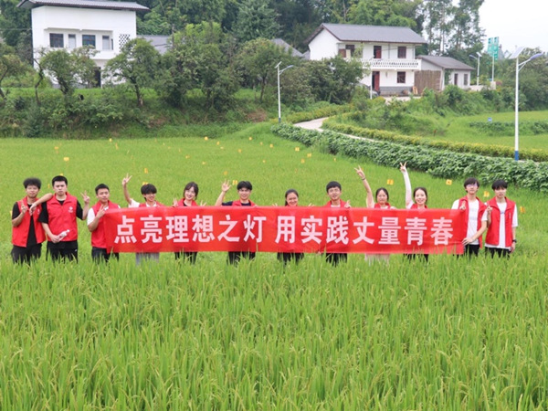 实践团成员合影。重庆科技大学机械与智能制造学院供图