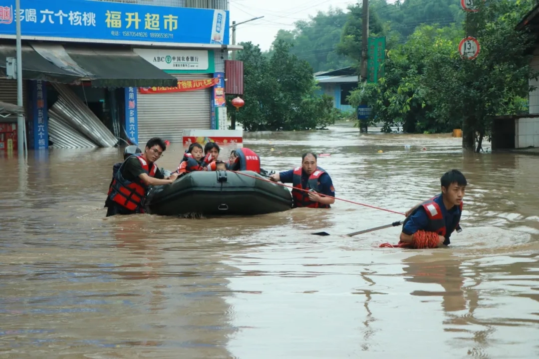 7月11日，虎城鎮高板橋街道，黨員干部轉移被困群眾。