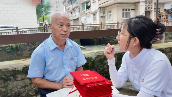 蹇光亮与实践团成员忆往昔。王思思摄