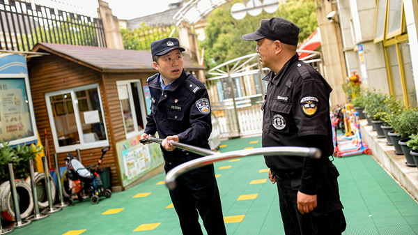 民警給學校保安傳授安保技能。南岸區公安分局供圖