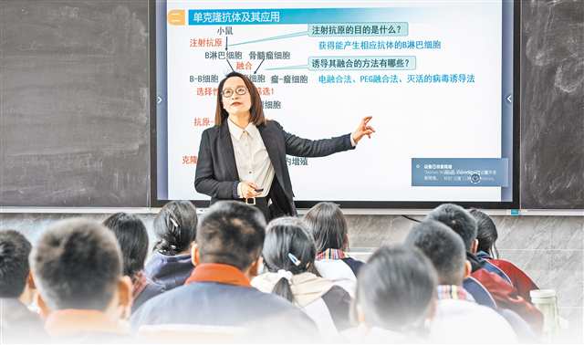 7月5日，西藏昌都市第一高級中學，援藏教師楊雙燕在教學。 記者 張春曉 攝/視覺重慶