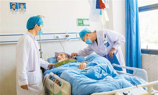 7月5日，西藏昌都市人民醫院，重慶援藏醫生楊烽（右）在病房觀察患者情況。記者 張春曉 攝/視覺重慶