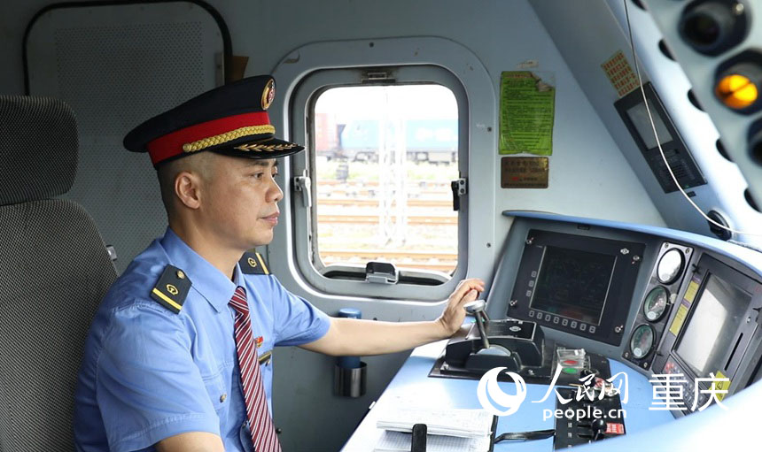 中國鐵路成都局集團有限公司重慶機務段電力機車司機江彤。人民網記者 胡虹攝