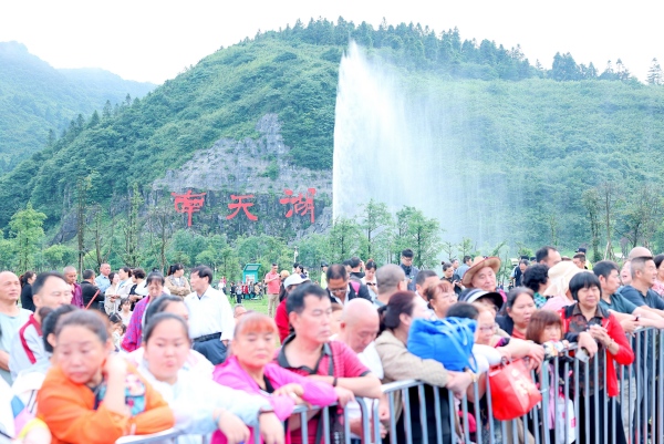 游客在南天湖畔避暑。南天湖景区供图