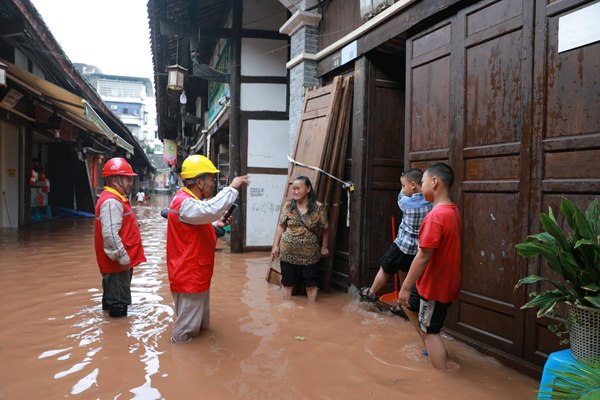 國網重慶永川供電公司員工在榮昌吳家鎮叮囑群眾汛期用電安全注意事項。國網重慶永川供電公司供圖
