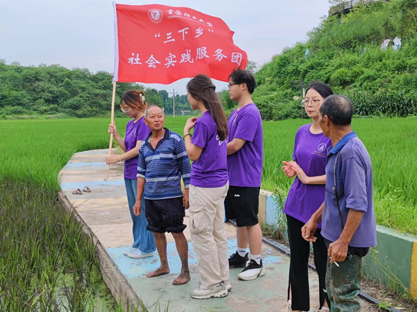 实践团深入田间与村民交流。重庆理工大学供图