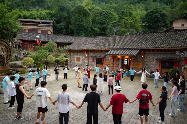 实践团与村民齐跳土家族摆手舞。西南大学供图