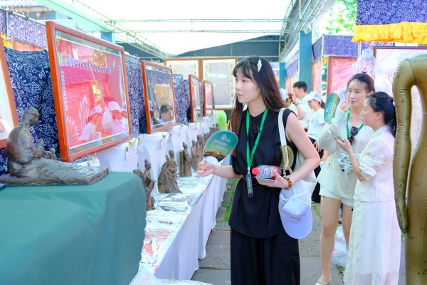 市民在傳統醫藥類國家非物質文化遺產展示區——“劉氏刺熨療法”參觀。胡悅建攝