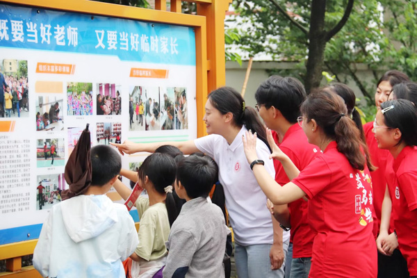 小分队成员观看发生“山乡巨变”后的中益乡小学建设展览。西南大学供图