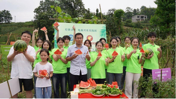 西瓜认养直播现场。重庆第二师范学院供图