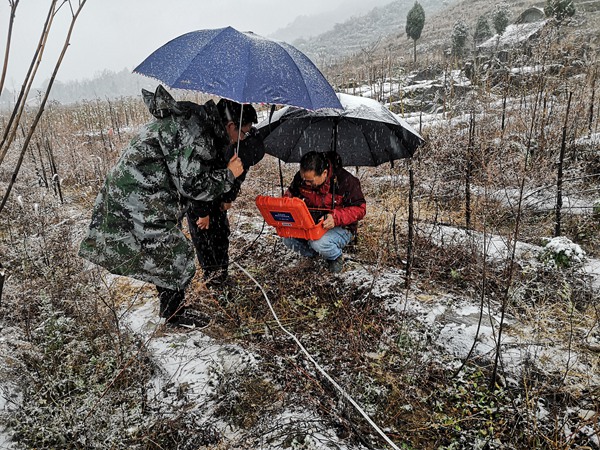 《大雪中的守护》。踏实做好地质灾害防治工作，不分春夏秋冬。2023年12月26日，川东南勘察公司地质驻守工程师王龙贵（左一）带领项目组冒着大雪开展丰都县武平镇徐家院子地面塌陷勘查项目物探工作。杨彬摄