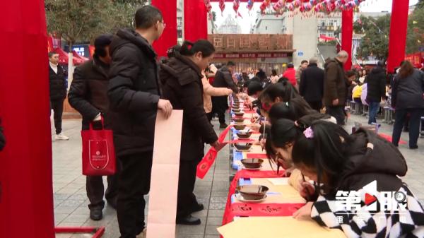 “写春联送祝福”活动。梁山小学供图