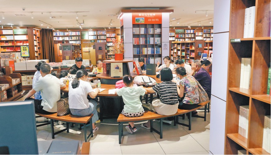 7月18日，渝中区解放碑，市民在重庆书城凉爽静谧的环境里享受阅读时光。特约摄影 钟志兵/视觉重庆