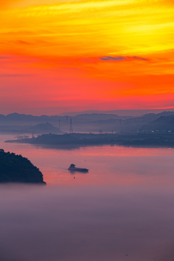 7月21日，长江涪陵段现平流雾景观。