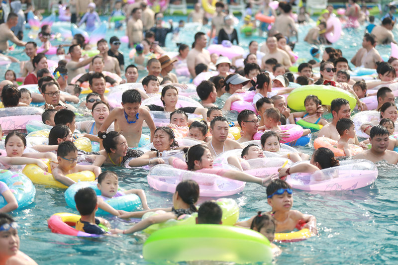市民游客在水上樂園玩水沖浪。