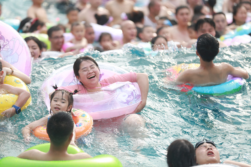 市民游客在水上乐园玩水冲浪。