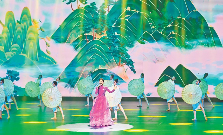 七月二十六日晚，重慶大劇院，“我們的中國夢——文化進萬家”中國文聯文藝志願服務團走進重慶文藝演出活動舉行。圖為歌曲《情滿山水間》。記者 齊嵐森 攝視覺重慶