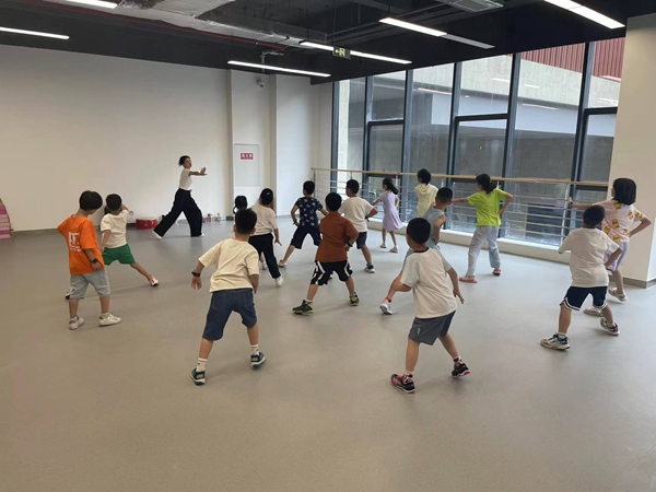 小朋友们参与身体锻炼。李莹摄