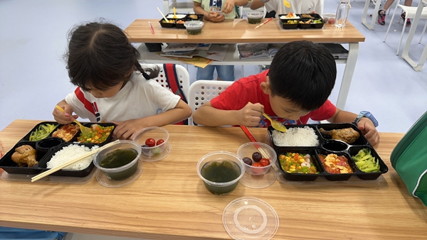 吃午餐。李若琳摄