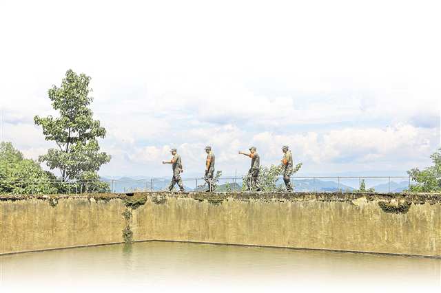 7月25日，彭水縣喬梓鄉長壽村神山水源地，四名護水員正在檢查囤積溶洞水的水池。記者 尹詩語 攝/視覺重慶