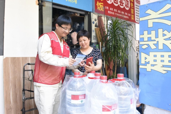 國網重慶市北供電公司員工在渝北區錦繡社區為居民介紹網上國網“e起節電”活動。鐘雪攝