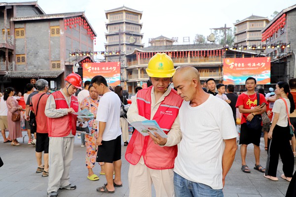 电力员工在现场开展“e起节电”宣传。国网重庆永川供电公司供图