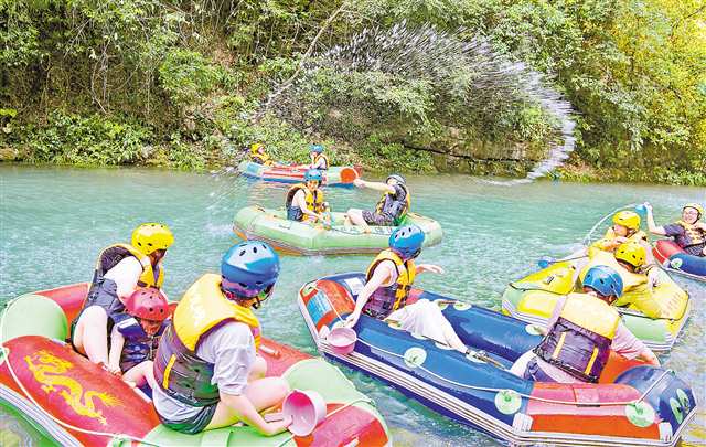 南川區神龍峽景區內，游客在溪水裡漂流、打水仗。（資料圖片）通訊員 胡波 攝/視覺重慶