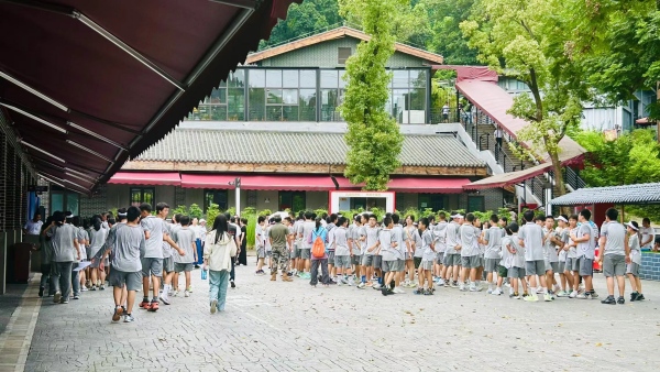 研学团现场参观。重庆红岩文化旅游发展有限公司供图