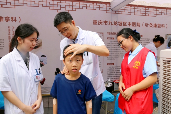九龙坡区中医药文化月宣传活动义诊现场。九龙坡区卫健委供图