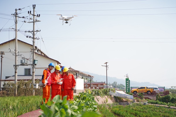 國網重慶永川供電公司與國網四川內江供電公司聯合利用無人機巡檢園區電力線路。國網重慶永川供電公司供圖