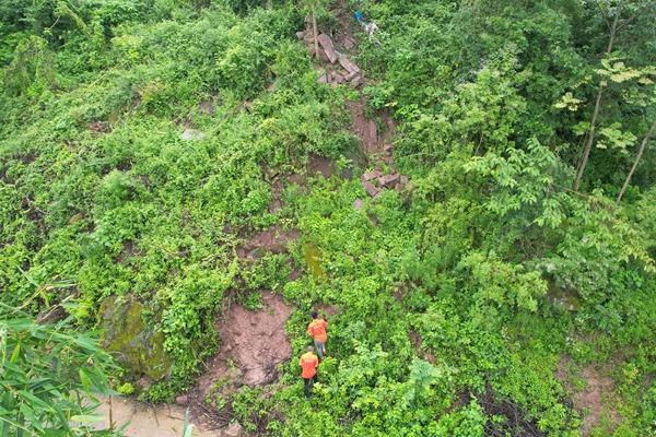 《逆行者》。6月26日，107地质队驻守地质工程师李俊、蔡永俊正在对丰都一处滑坡点开展调查工作。李明亮摄