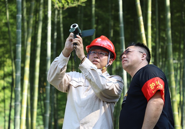 利用無人機和測溫儀開展防山火特巡。國網重慶永川供電公司供圖