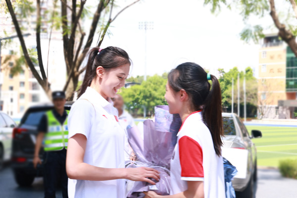 学生向丁欣怡送花。曾英豪摄