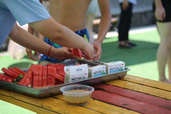 景區給工作人員和游客送上清涼食品及解暑藥品。景區供圖