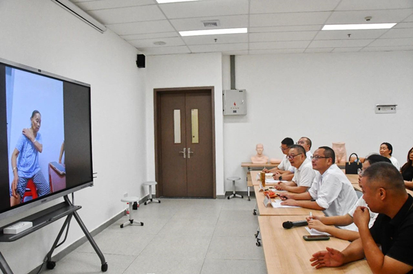 刘华宝、何伟等专家正在远程问诊。重庆中医药学院供图