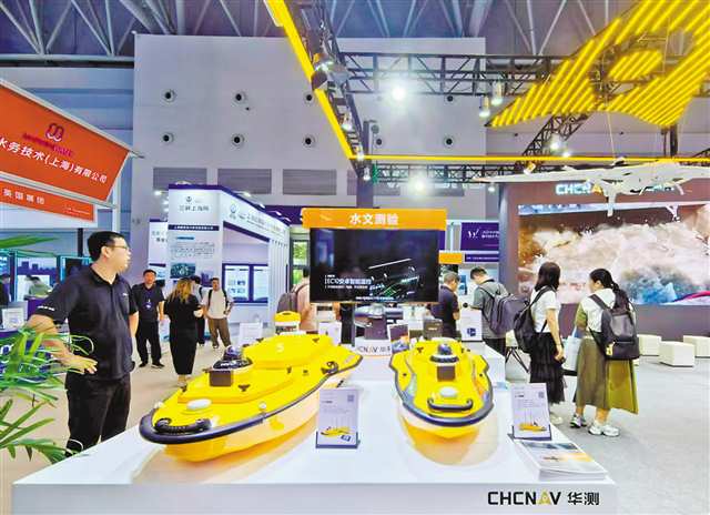 中国水博览会现场，参展企业带来的高科技“治水”产品吸引了不少市民。记者 龙丹梅 摄\视觉重庆