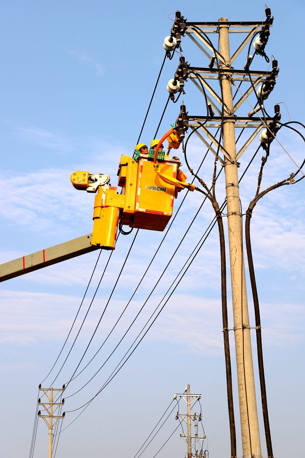 電力員工在高溫下開展帶電作業。國網重慶永川供電公司供圖