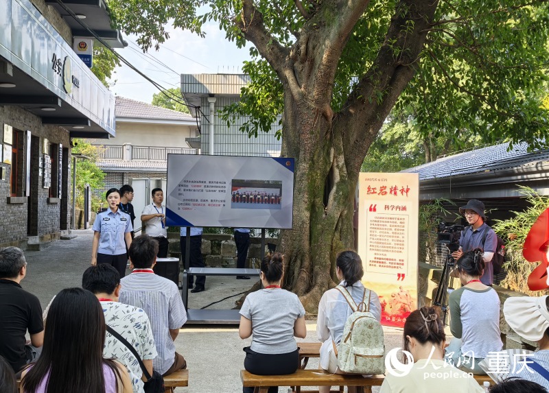 	用红岩精神铸就“平安堡垒”	“欢迎来到重庆市公安局沙坪坝区分局红岩派出所，让我们一起追寻红色印记，感悟红岩精神。”9月5日，“青春红岩”网上主题宣传活动采访团走进红岩派出所，女民警一边招呼记者入座，一边开始讲述发生在该派出所的故事。