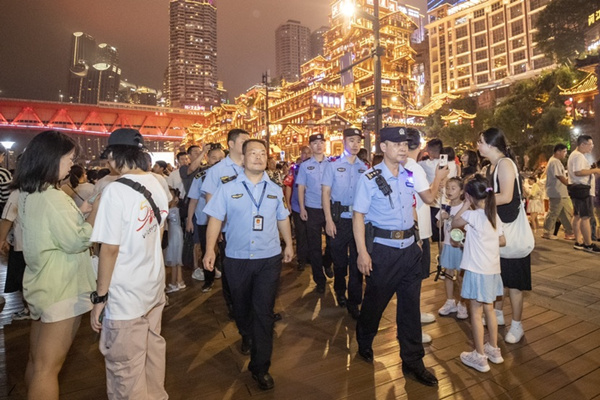 渝中區執法人員在洪崖洞開展聯合執法資料圖。渝中區融媒體中心供圖
